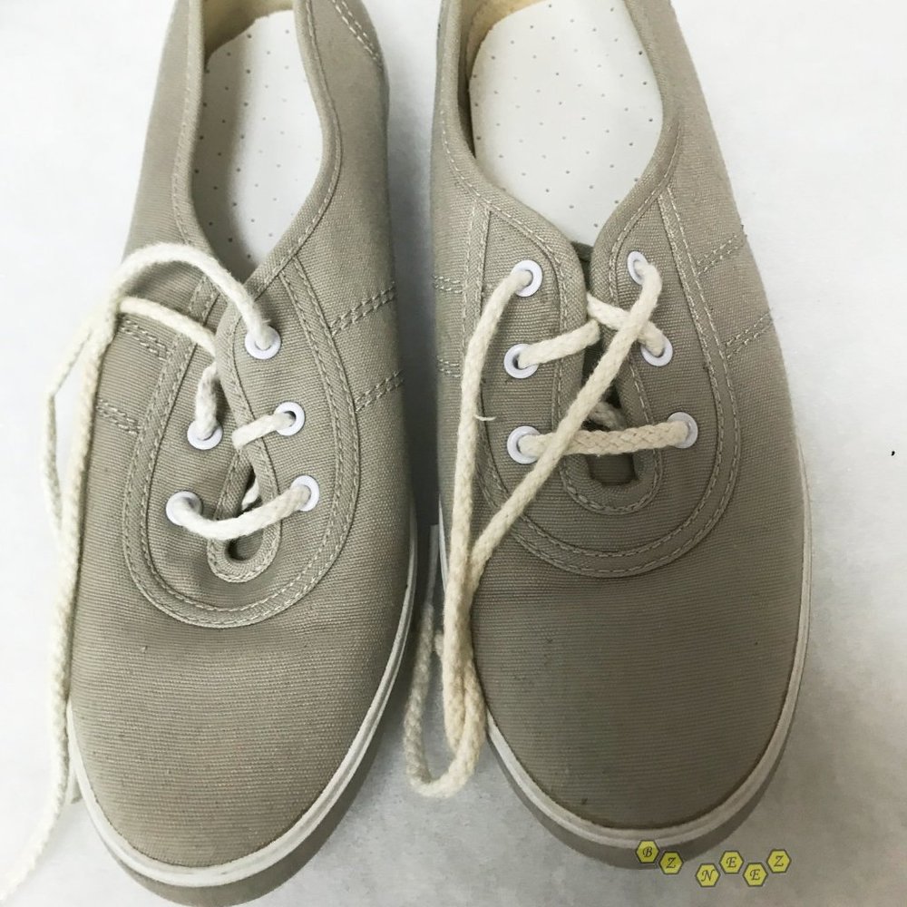 Size 9 Women Canvas Tie Shoes